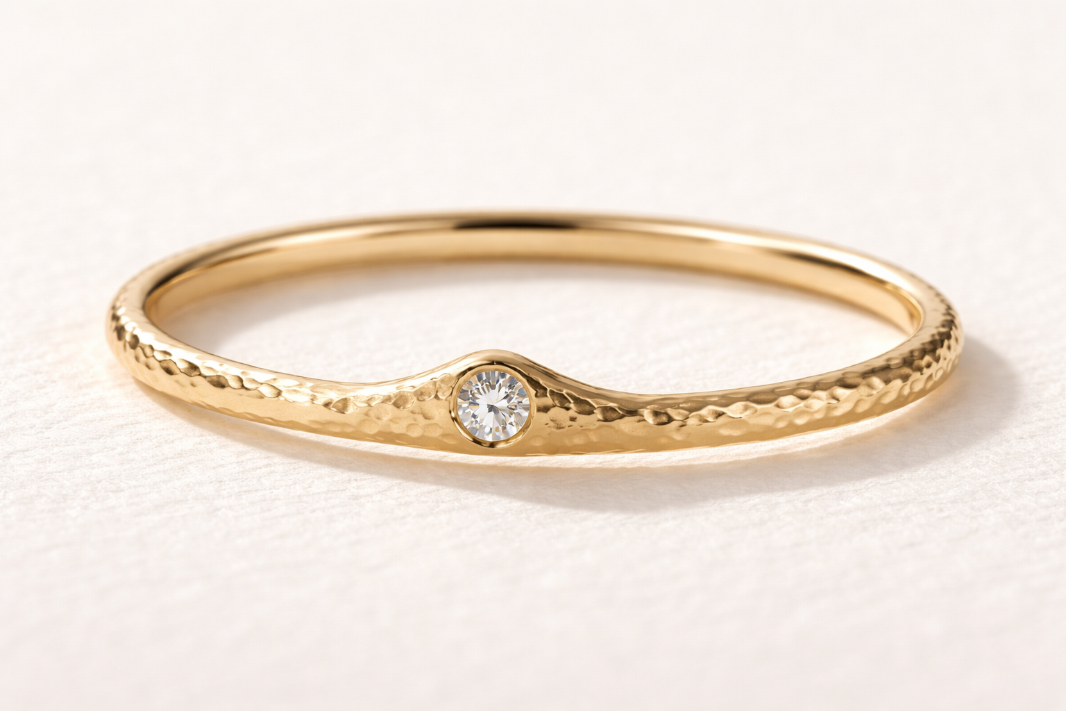 Bague or martelée, diamant solitaire