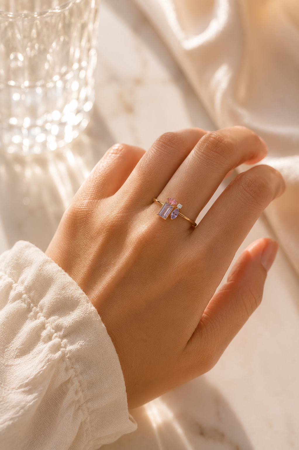 Bague or multi-pierres, saphir rose et améthyste, portée