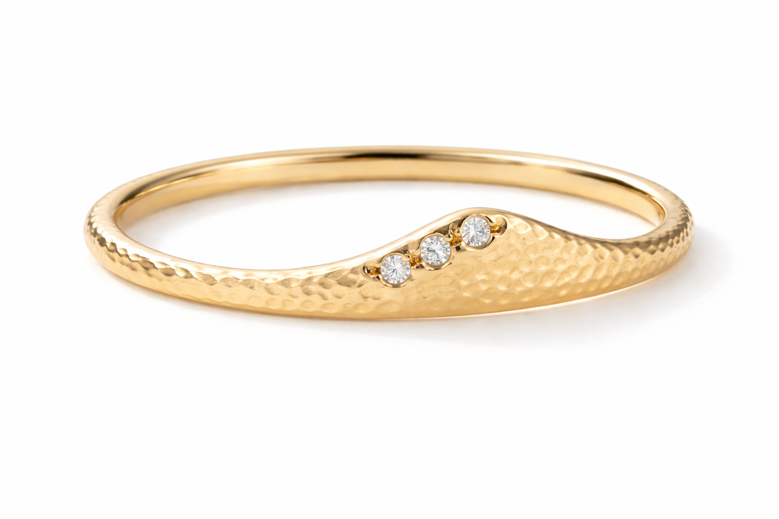 Bracelet jonc or martelé, trois diamants