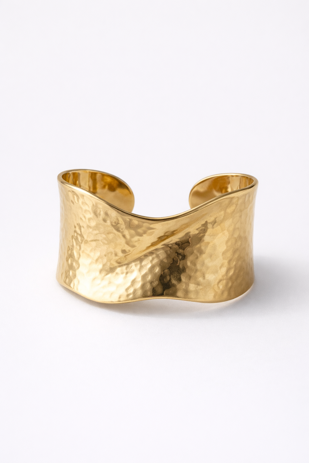 Bracelet manchette or martelé large, fond blanc