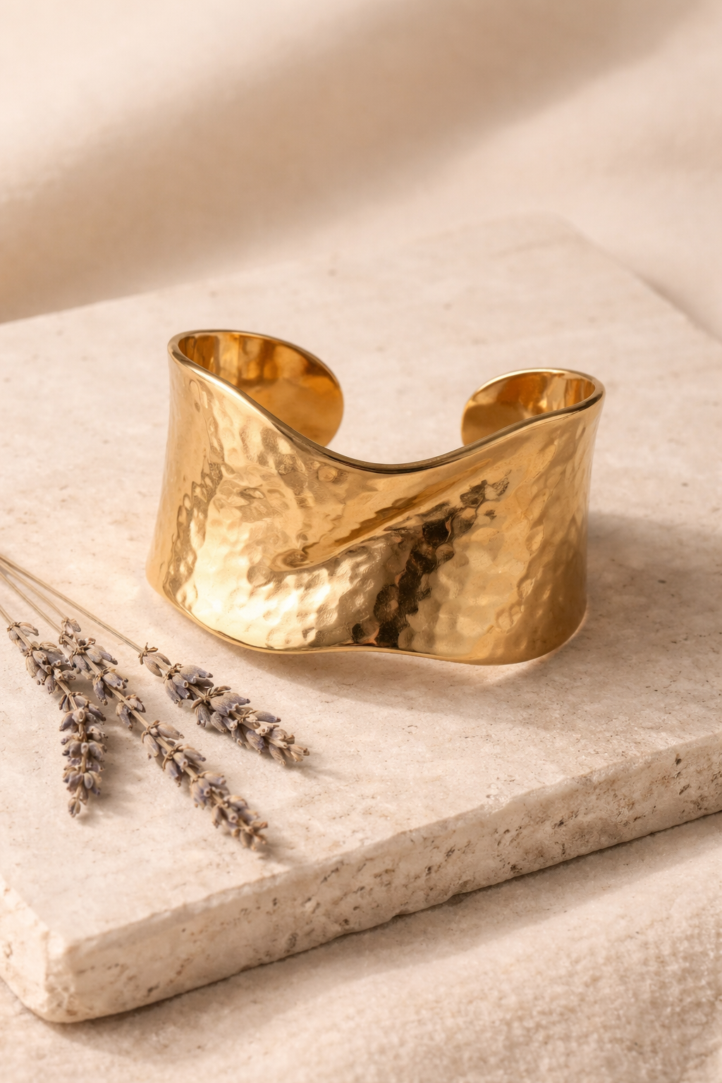 Bracelet manchette or martelé large, lifestyle