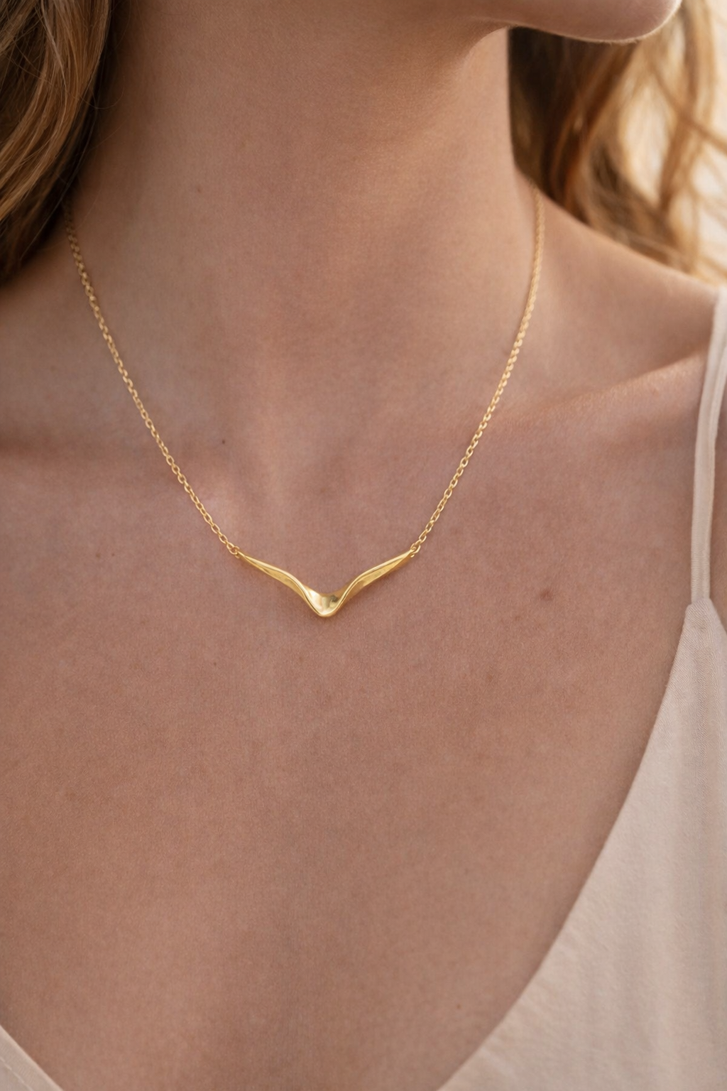 Collier pendentif chevron or, porté