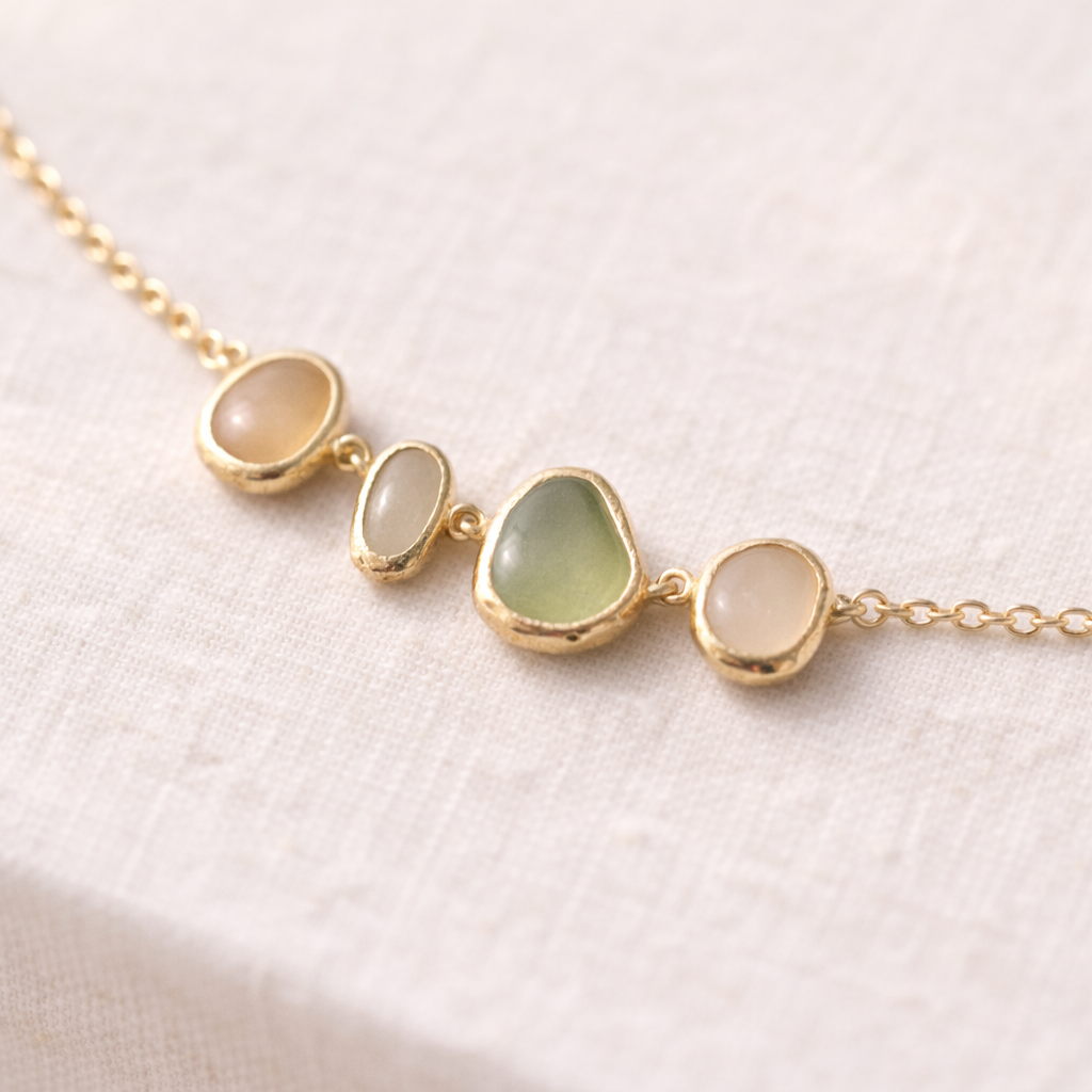 Collier pierres naturelles multicolores, gros plan